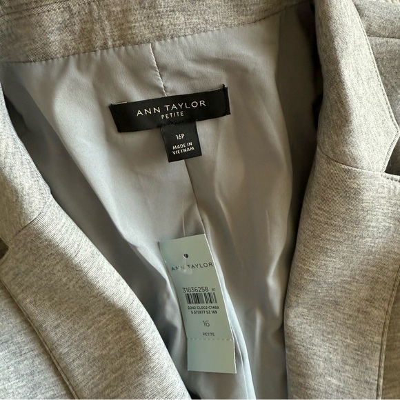 NWT - Ann Taylor - The Petite Hutton Blazer in Double Knit - Light Gray - Picture 6 of 13